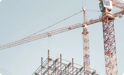 Stora kranar på en byggarbetsplats