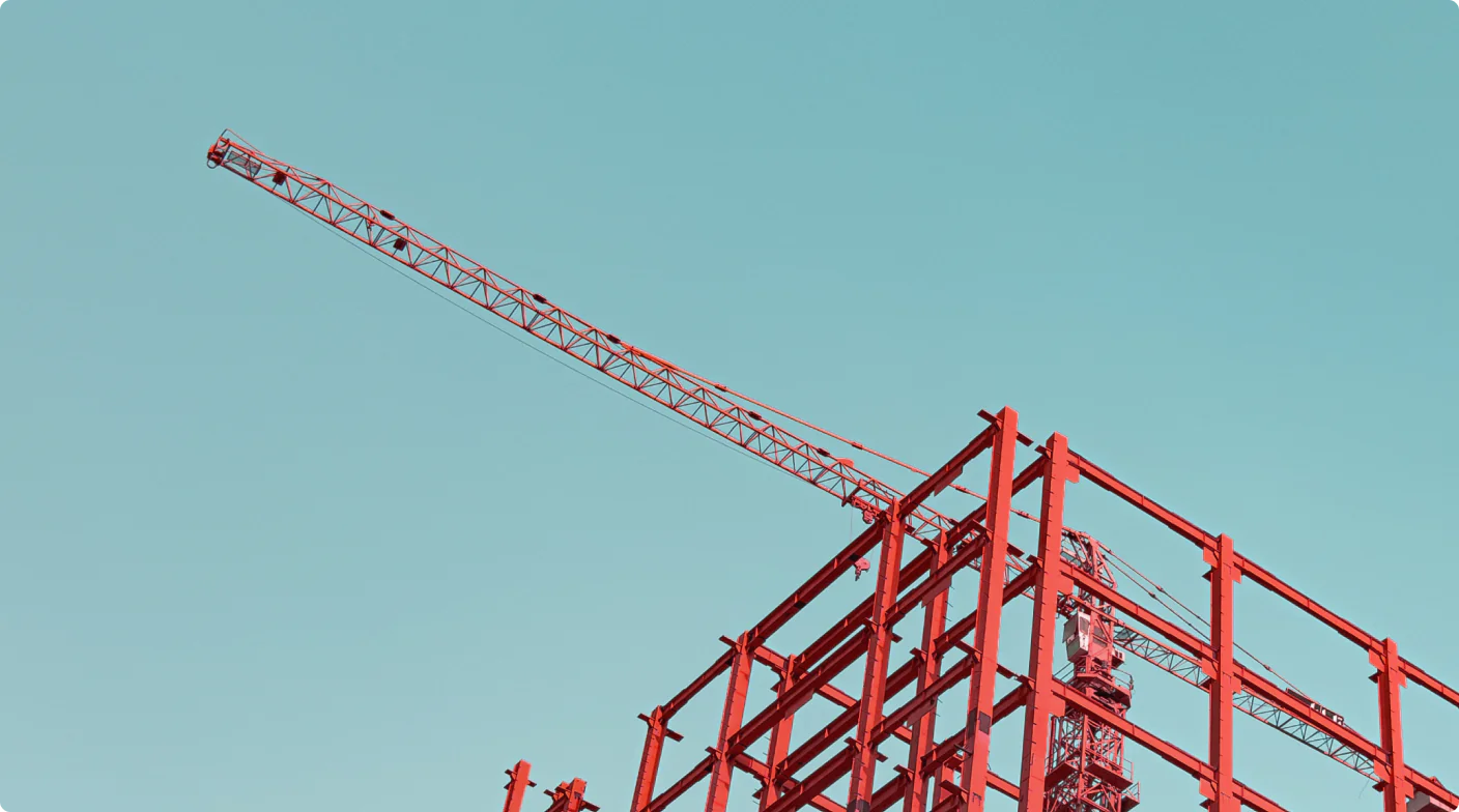 Stor röd kran vid en byggarbetsplats